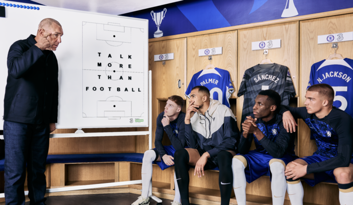 Vinny Jones talking to the team